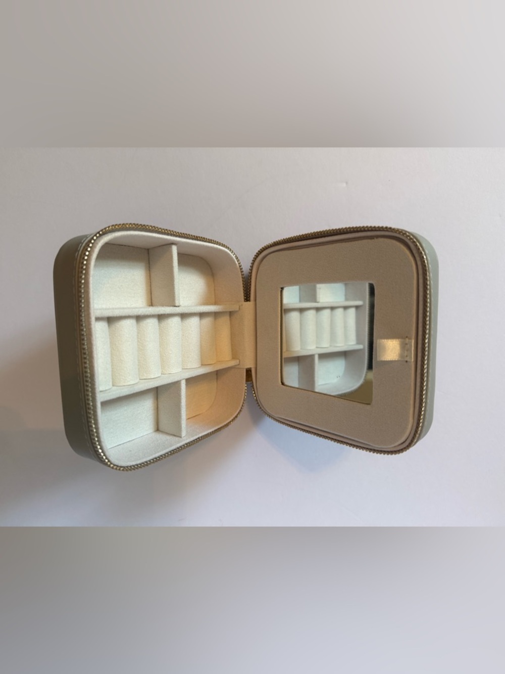 Travel jewelry case. Gray